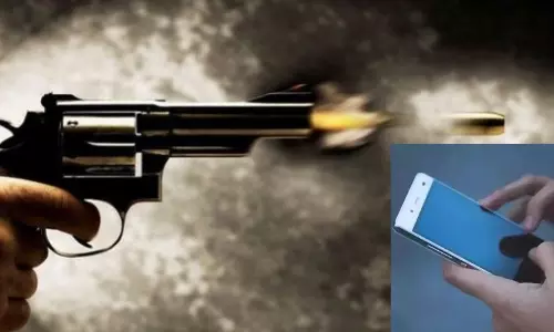 பாய்ந்து வந்த  புல்லட்.. பதறி நின்ற நபரின்  உயிரைக் காத்த மொபைல் போன்