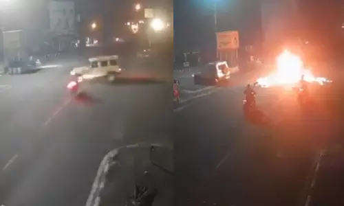 கார் மீது மோதி தீப்பிடித்து எரிந்த பைக்.. 2 பேர் உயிரிழப்பு - அதிர்ச்சி வீடியோ