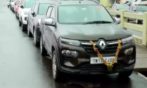 கனமழை எச்சரிக்கை- கார் பார்க்கிங்காக மாறிய வேளச்சேரி மேம்பாலம்