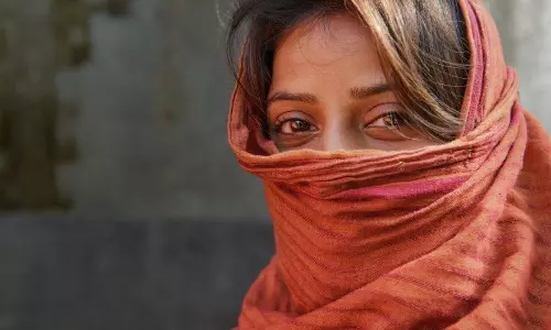 பலாத்காரம் செய்யப்பட்டு தலைநகர சாலையில் தூக்கி வீசப்பட்ட பெண் - ரத்தத்துடன் பரிதவித்த அவலம்