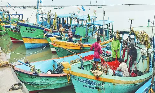 நாகைக்கு மிக கனமழை எச்சரிக்கை: அவசரமாக கரை திரும்பிய மீனவர்கள்