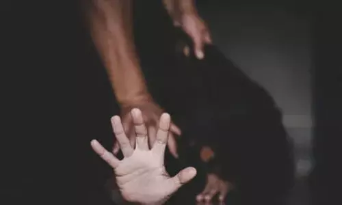 கை கால்கள் கட்டப்பட்ட நிலையில் சாலையில் கிடந்த சிறுமி.. கூட்டுப்  பலாத்கார கோரம்