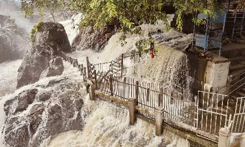 ஒகேனக்கல்லுக்கு நீர்வரத்து குறைந்தது: பரிசல் இயக்க, குளிக்க 3-வது நாளாக தடை