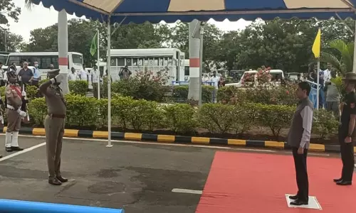 விமானம் மூலம் சேலம் சென்றார் கவர்னர் ஆர்.என்.ரவி