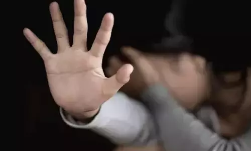 ஆசிரியைக்கு பாலியல் தொல்லை- தலைமை ஆசிரியரை கண்டித்து பள்ளி முற்றுகை