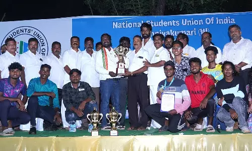 கலை இலக்கிய போட்டிகளில் வென்ற மாணவர்களுக்கு பரிசு வழங்கிய விஜய் வசந்த்