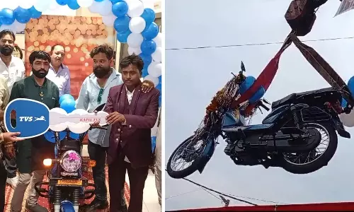 ரூ.20,000 அட்வான்ஸ் கொடுத்து வாங்கிய டிவிஎஸ்.. ரூ.60,000 செலவழித்து கொண்டாடிய நபர்