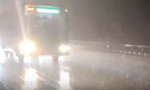 பொன்னேரியில் பல்வேறு பகுதிகளில் வெளுத்து வாங்கும் கனமழை