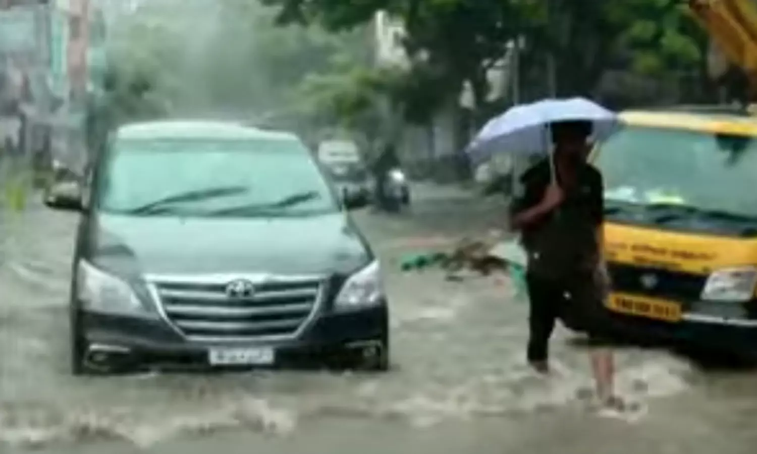 9 மாவட்டங்களில் பிற்பகல் 1 மணி வரை கனமழைக்கு வாய்ப்பு 9 மாவட்டங்களில் பிற்பகல் 1 மணி வரை கனமழைக்கு வாய்ப்பு