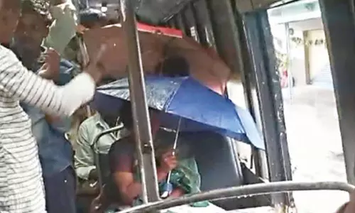 அரசு பஸ்சில் மழைநீர் கசிந்ததால் குடை பிடித்து சென்ற பயணிகள்