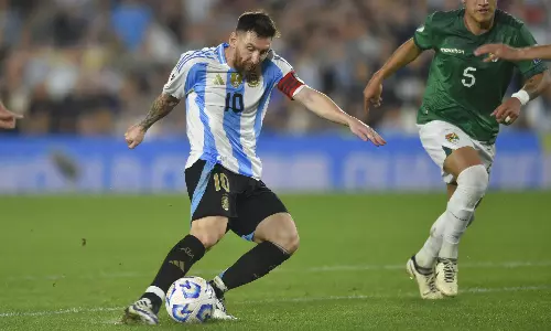 உலக கோப்பை கால்பந்து தகுதி சுற்று: ஹாட்-ட்ரிக் கோல் அடித்து அசத்திய மெஸ்சி