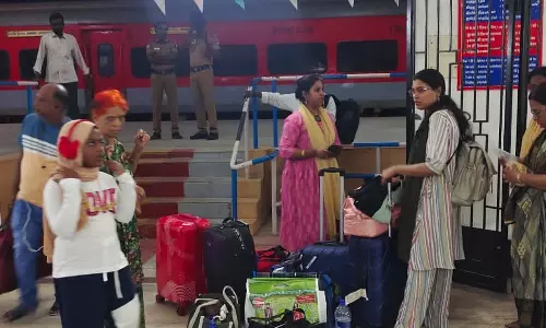 முன்னறிவிப்பின்றி ரெயில் ரத்து செய்யப்பட்டதால் ஏமாற்றமடைந்த பயணிகள்.