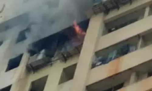 மும்பை அடுக்குமாடி குடியிருப்பில் தீ விபத்து- 3 பேர் உயிரிழப்பு