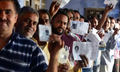 கேரள இடைத்தேர்தல்..  3 வேட்பாளர்களையும் அறிவித்த காங்கிரஸ் - தீவிர ஆலோசனையில் கம்யூனிஸ்ட் கட்சி
