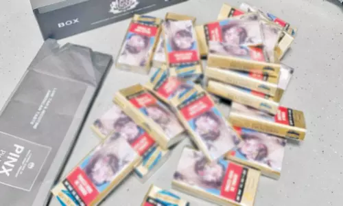 திருச்சி விமான நிலையத்தில் அனுமதியின்றி கடத்தி வந்த 129 சிகரெட் பண்டல்கள் பறிமுதல்