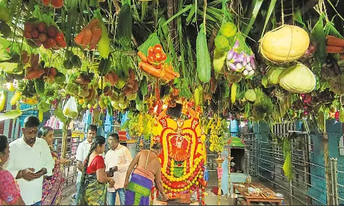 புரட்டாசி பவுர்ணமி: திருவேற்காடு தேவி கருமாரியம்மன் நிறைமணி காட்சி