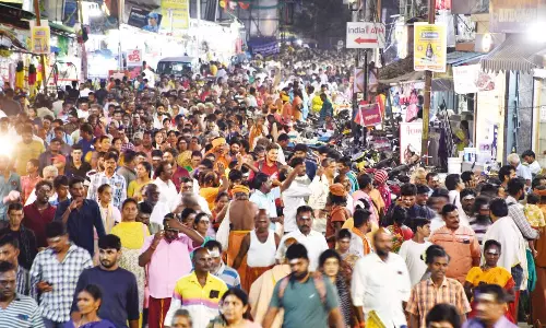 புரட்டாசி மாத பவுர்ணமி: திருவண்ணாமலையில் லட்சக்கணக்கான பக்தர்கள்  கிரிவலம்