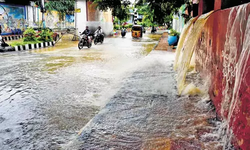 ஜஸ்ட் மிஸ்சில் தப்பிய சென்னை.. திருப்பதி, நெல்லூரில் பேய் மழை- நிவாரண முகாம்களில் பொதுமக்கள் தஞ்சம்