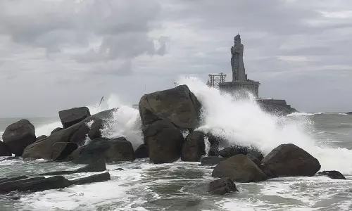 கன்னியாகுமரியில் 2-வது நாளாக கடல் சீற்றம்- படகு போக்குவரத்து ரத்து
