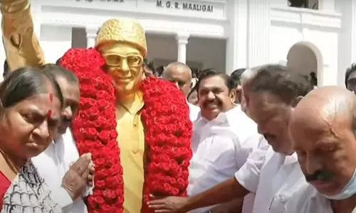 53-வது ஆண்டு தொடக்க விழா: அ.தி.மு.க. தலைமை கழகத்தில் எடப்பாடி பழனிசாமி கொடியேற்றி இனிப்பு வழங்கினார்