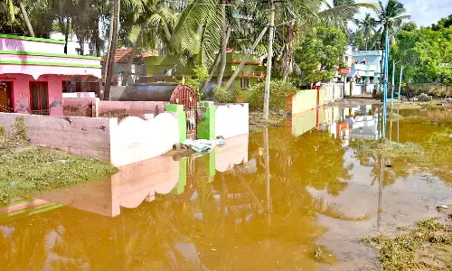 கடல் சீற்றம்- வீடுகளுக்குள் குவிந்து கிடக்கும் மணல் குவியல்களால் பொதுமக்கள் அவதி