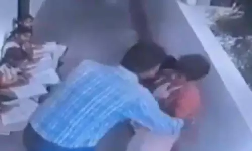 தெலுங்கானா பள்ளியில் சிறுவனை கொடூரமாக தாக்கிய ஆசிரியர்- பரவும் வீடியோவால் பெற்றோர் கண்ணீர்
