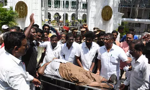 காயமடைந்த வியாபாரியை ஸ்டெச்சரில் வைத்து புதுச்சேரி கவர்னர் மாளிகையை முற்றுகையிட்டு போராட்டம்