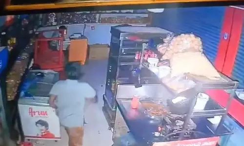 பேக்கரி கடையில் ரூ.30 ஆயிரத்தை திருடி சுவீட், மிக்சரை ருசித்த கும்பல்