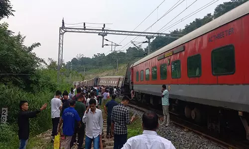 அசாமில் விரைவு ரெயில் தடம் புரண்டு விபத்து