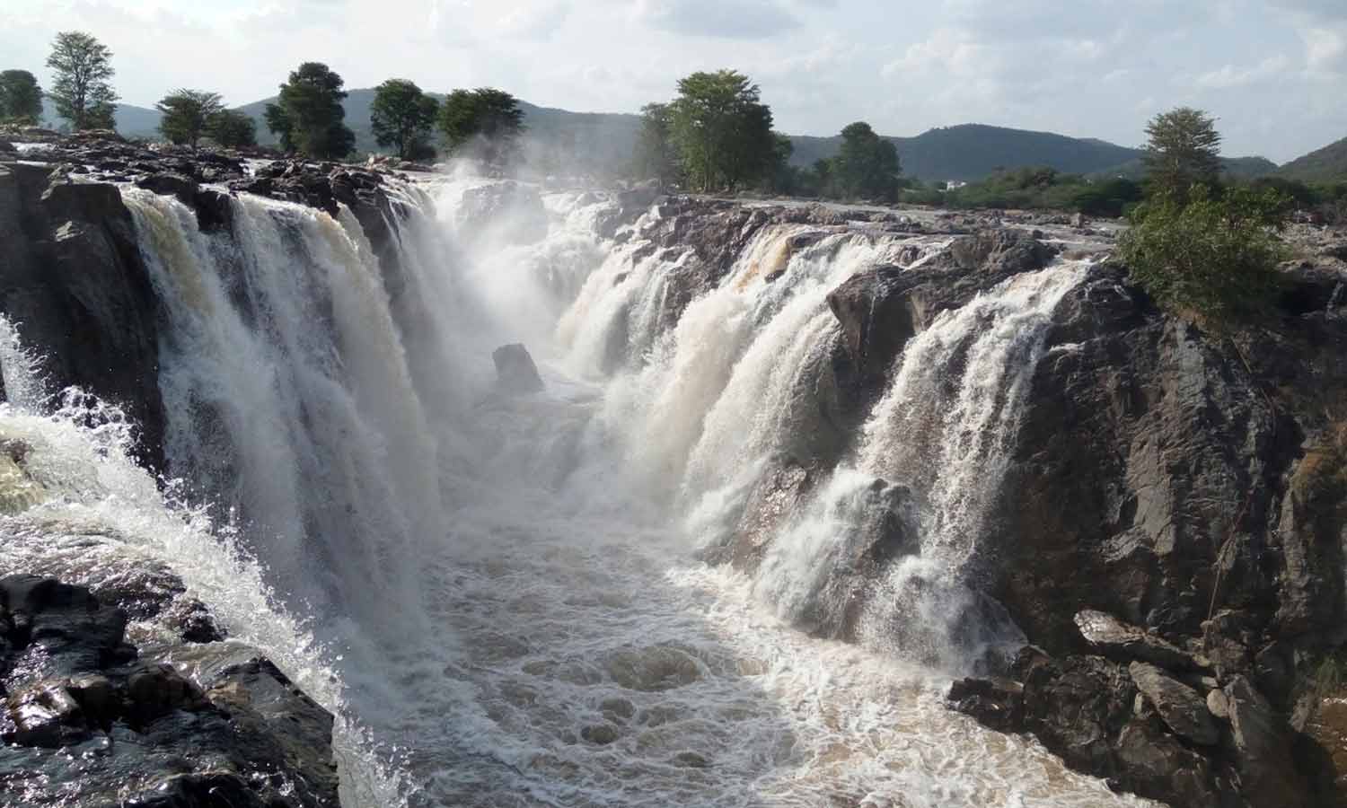 ஒகேனக்கல்லுக்கு நீர்வரத்து அதிகரிப்பு- water inflow increased in hogenakkal