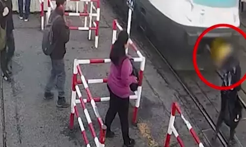 ரெயில் மோதாமல் தப்பி பிழைத்த வாலிபர்- வீடியோ வைரல்