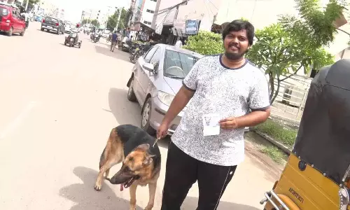 காணாமல் போன நாயை மீட்டு தந்தால் பரிசு என நோட்டீஸ்- ஆட்டோ டிரைவர் மூலம் மீட்பு