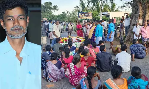 இருசக்கர வாகனம் மோதி தொழிலாளி பலி: உடலை நடுரோட்டில் வைத்து உறவினர்கள் சாலை மறியல்