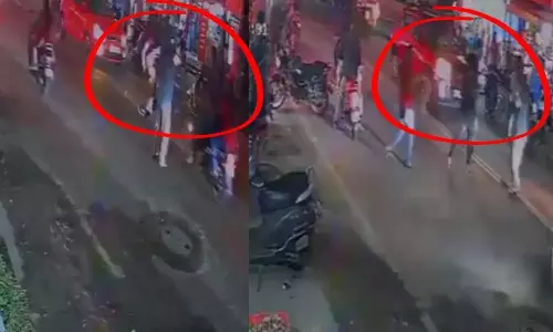 மெதுவாக போக சொன்ன முதியவரை சாலையிலேயே அடித்துக் கொன்ற பைக் ஓட்டுநர் - வீடியோ