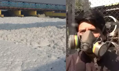 காற்று மாசால் மூச்சுத் திணறும் டெல்லி.. ரசாயனமாக மாறிய யமுனை நதி - வீடியோ