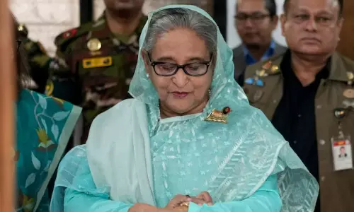 இந்தியாவில் இருக்கும் ஷேக் ஹசீனாவுக்கு பிடிவாரண்ட் பிறப்பித்த  வங்கதேச நீதிமன்றம்