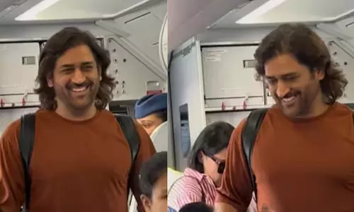 விமான பயணிகளை கவர்ந்த டோனி- வீடியோ வைரல்