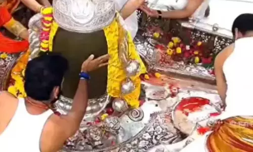 தடையை மீறி கோவிலின் கருவறைக்குள் நுழைந்த முதல்வரின் மகன்