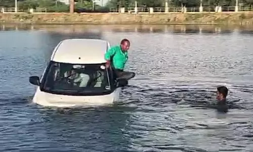 பிரேக்கிற்கு பதிலாக ஆக்சிலேட்டரை அழுத்திய நபர்... குளத்திற்கு நடுவில் பாய்ந்த கார்