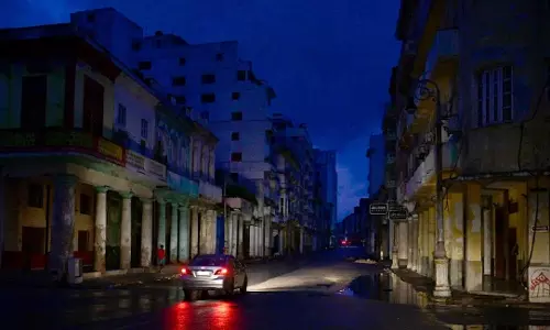 கியூபாவில் மின் உற்பத்தி நிலையம் செயலிழப்பு: இருளில் சிக்கித் தவிக்கும் மக்கள்