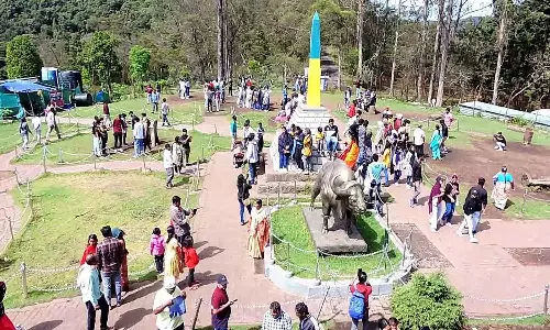 கொடைக்கானலில் குவிந்த கேரள சுற்றுலா பயணிகள்