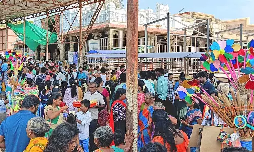 திருச்செந்தூர் சுப்பிரமணிய சுவாமி கோவிலில் ஆயிரக்கணக்கான பக்தர்கள் தரிசனம்