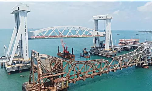 பாம்பன் புதிய பாலத்தில் மின்சார ரெயில் சோதனை