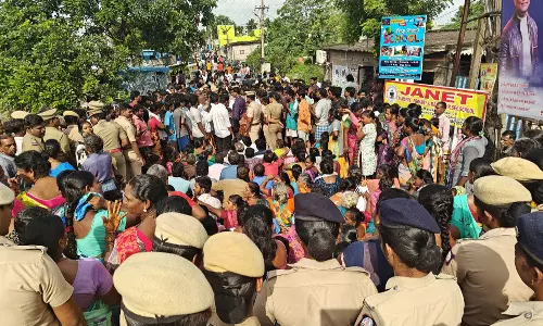 திருவேற்காடு கோலடி ஏரியில் ஆக்கிரமிப்பு கட்டிடங்கள் அகற்றம்: பெண்கள் மறியல்