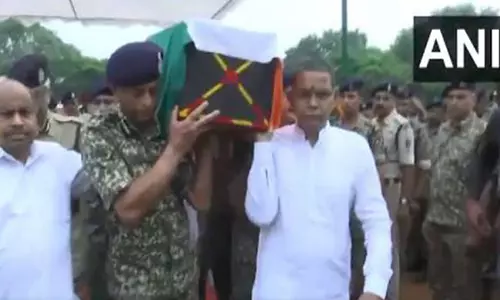 வீர மரணமடைந்த ராணுவ வீரர்களின் உடல்களை தோளில் சுமந்து சென்று இறுதி மரியாதை செய்த அமைச்சர்