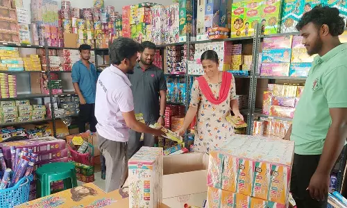 தீபாவளி நெருங்குவதையொட்டி பட்டாசு வாங்க சிவகாசிக்கு படையெடுக்கும் மக்கள்