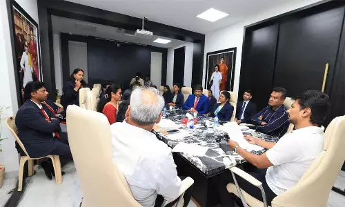 ஆஸ்திரேலியாவில் தொழிற்சார் பயிற்சி பெற்று திரும்பிய பேராசிரியர்களுடன் கலந்துரையாடிய துணை முதலமைச்சர் உதயநிதி