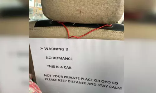 காரில் ரொமான்ஸ் செய்யும் ஜோடிகளுக்கு எதிராக டிரைவரின் வைரல் ஆகும் வாசகம்