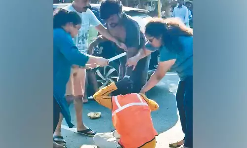 இது NO ENTRY - காரை தடுத்த காவலாளியை சரமாரியாக தாக்கிய குடும்பம்- 3பேர் கைது