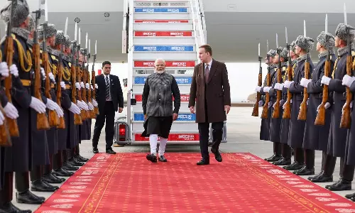 ரஷியாவில் பிரதமர் மோடி: கிருஷ்ண பஜனை பாடி வரவேற்ற ரஷியர்கள்